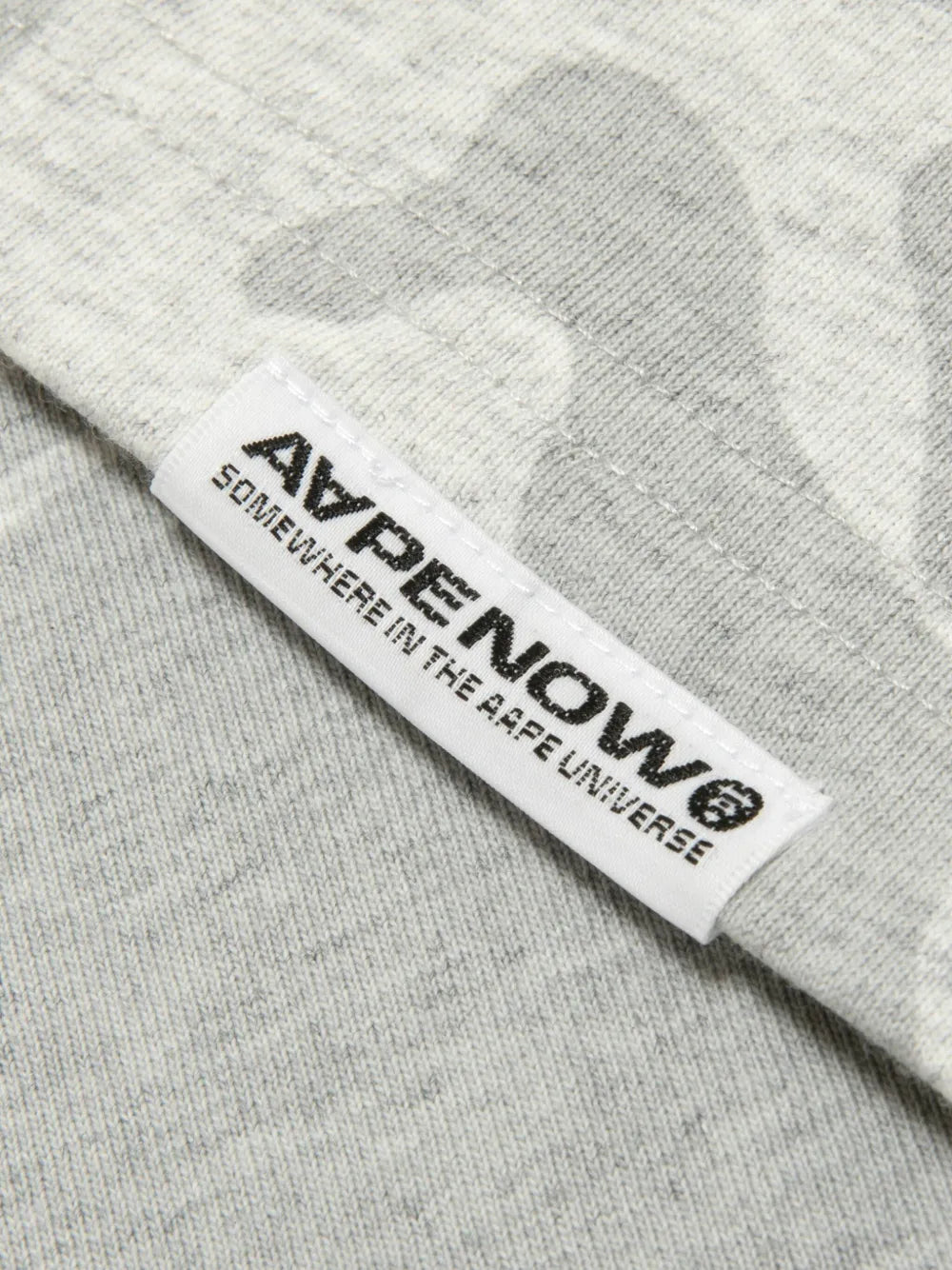 PLAYERA AAPE BY *A BATHING APE® MILITARY PRINT GREY