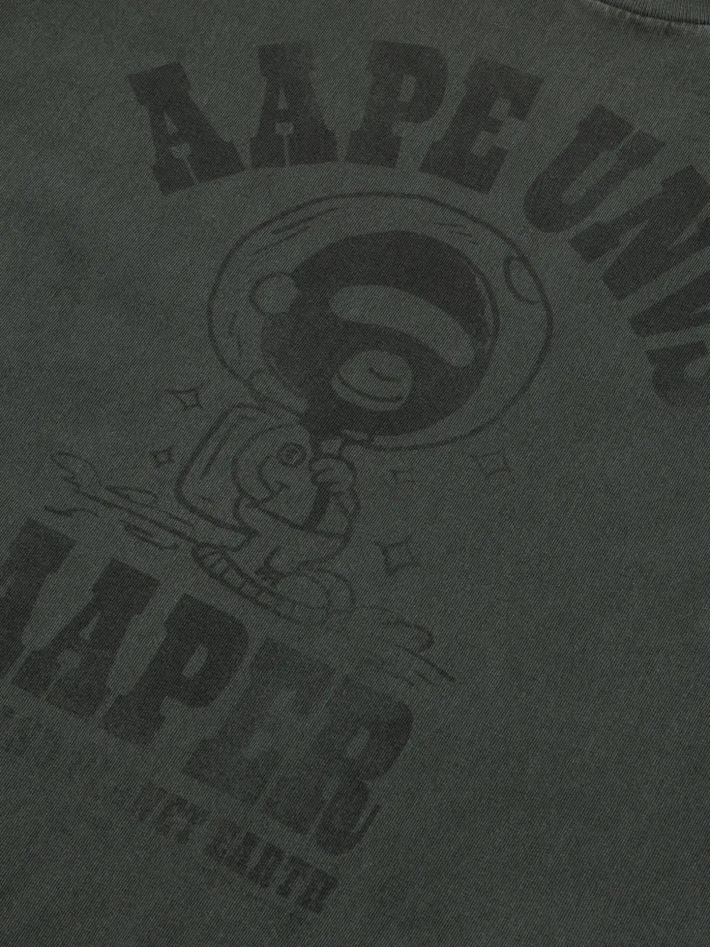 PLAYERA AAPE BY *A BATHING APE® WASHED GRAFIC PRINT CARBON