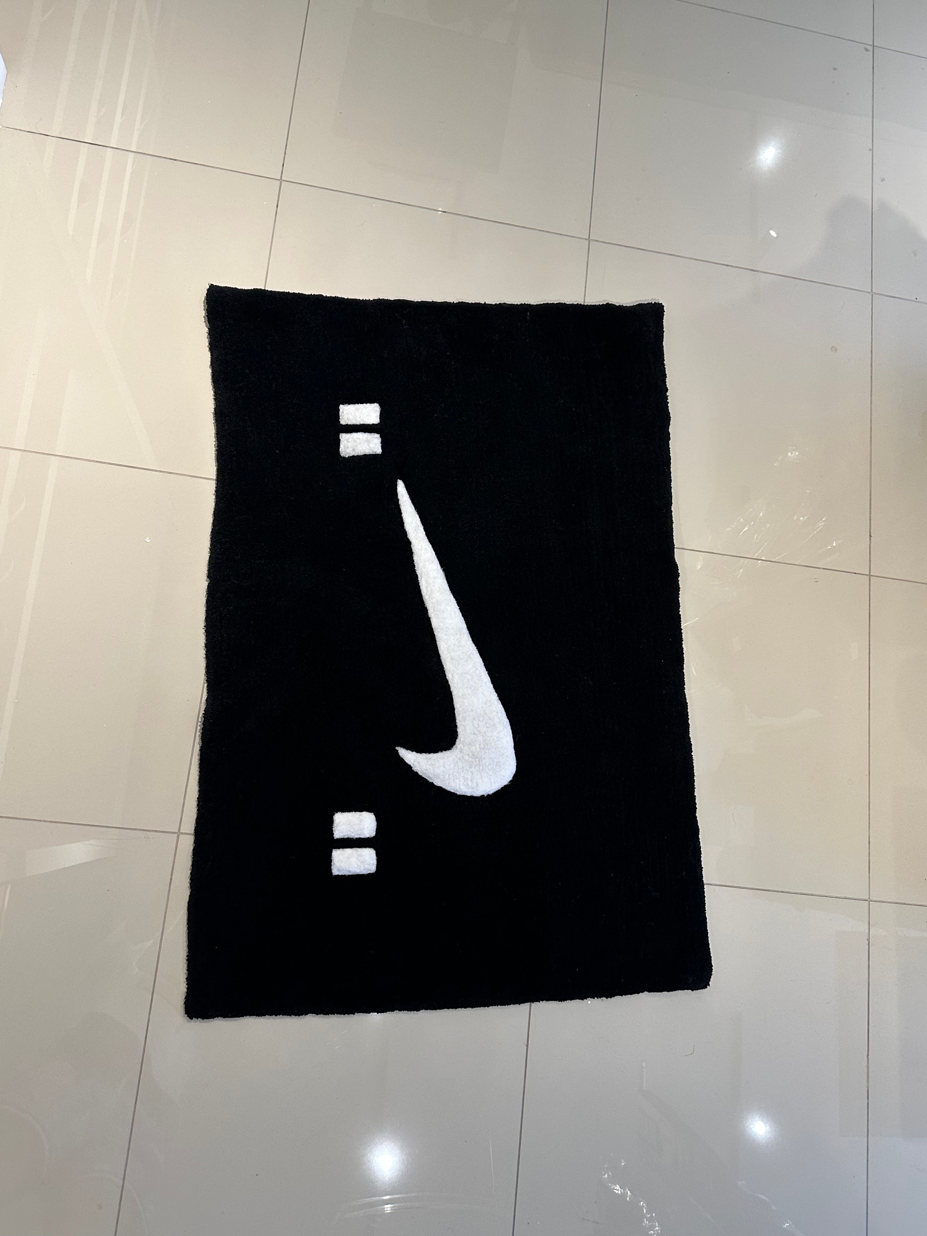 ALFOMBRA “SWOOSH” (1.50m x 0.85m)