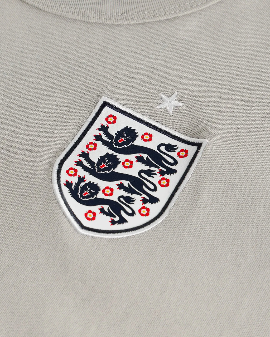 PLAYERA NIKE X INGLATERRA X PALACE "PEWTER GREY"
