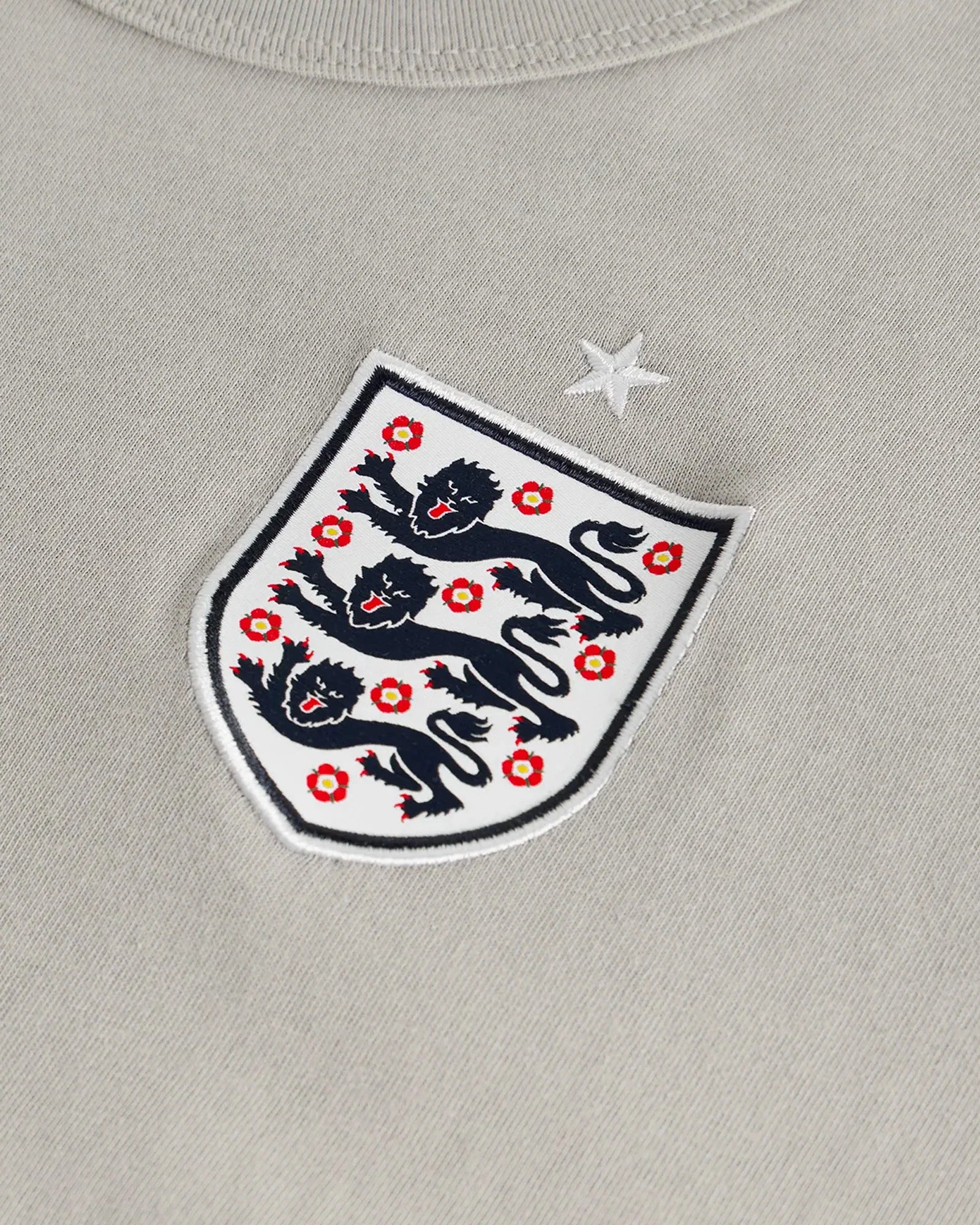 PLAYERA NIKE X INGLATERRA X PALACE "PEWTER GREY"