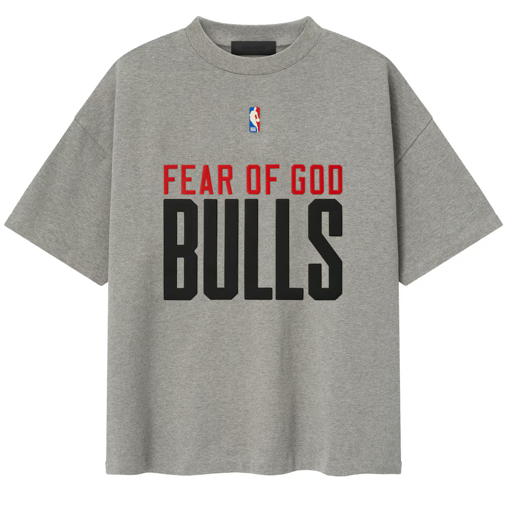 PLAYERA ESSENTIALS FEAR OF GOD x NBA BULLS GREY (POR PEDIDO)