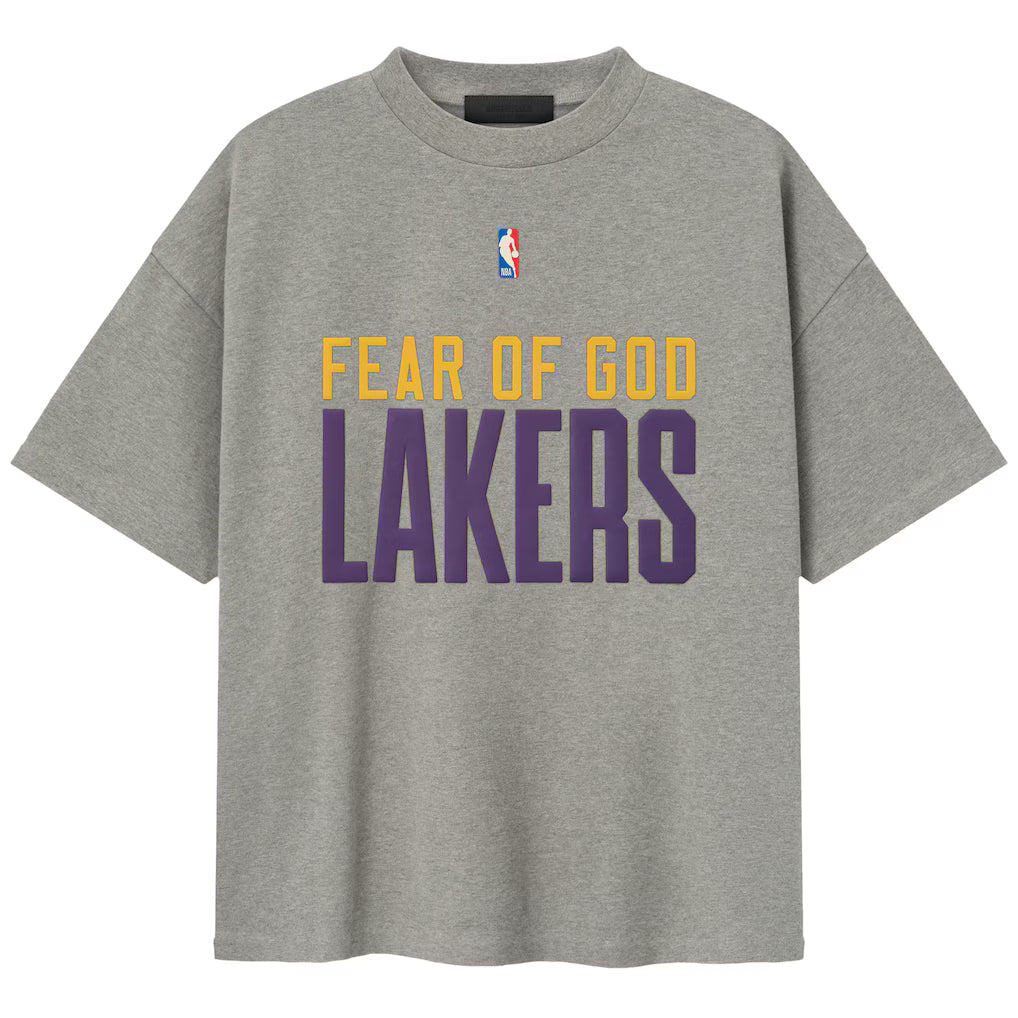 PLAYERA ESSENTIALS FEAR OF GOD x NBA LAKERS GREY 90s (POR PEDIDO)