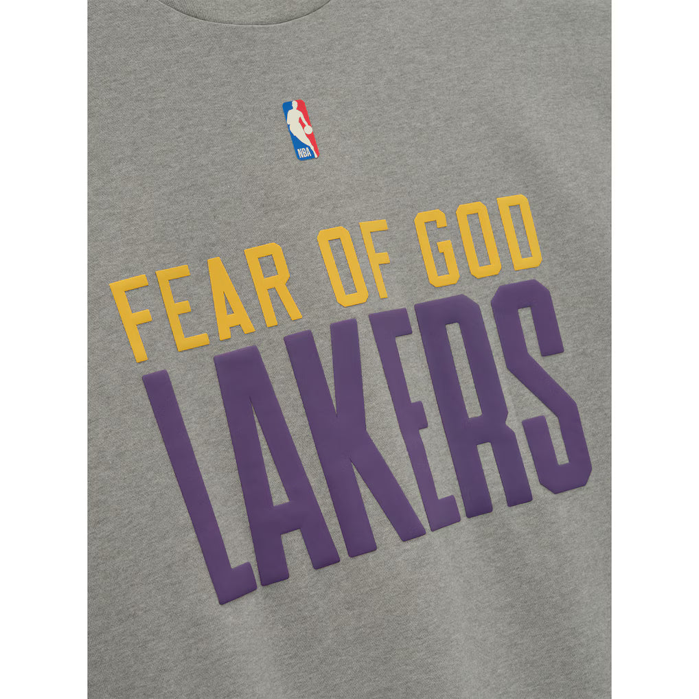 PLAYERA ESSENTIALS FEAR OF GOD x NBA LAKERS GREY 90s (POR PEDIDO)